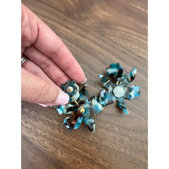 NEW Lele Sadoughi Small Crystal Lily Floral Gold-Plated Post-Back Earrings - Picture 4 of 5